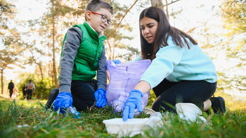 Jóvenes retirando basura