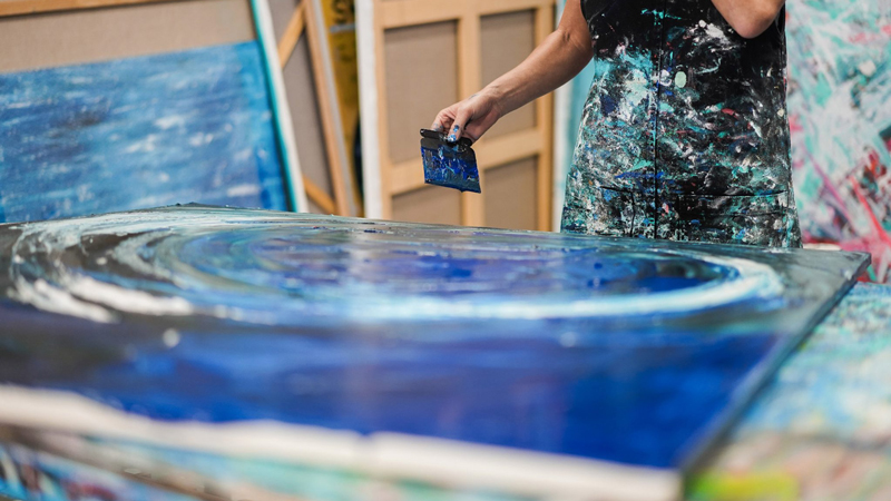 Mujer pintando en la escuela municipal de arte de Chiclana