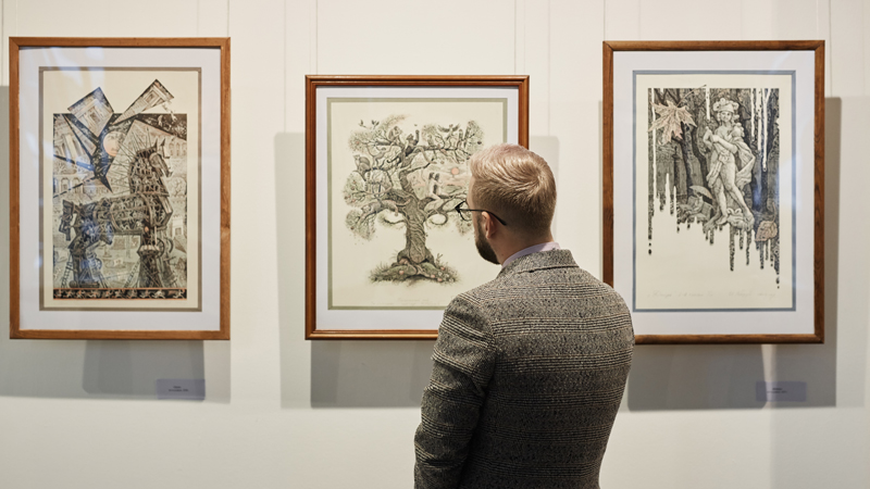 Persona visitando un museo