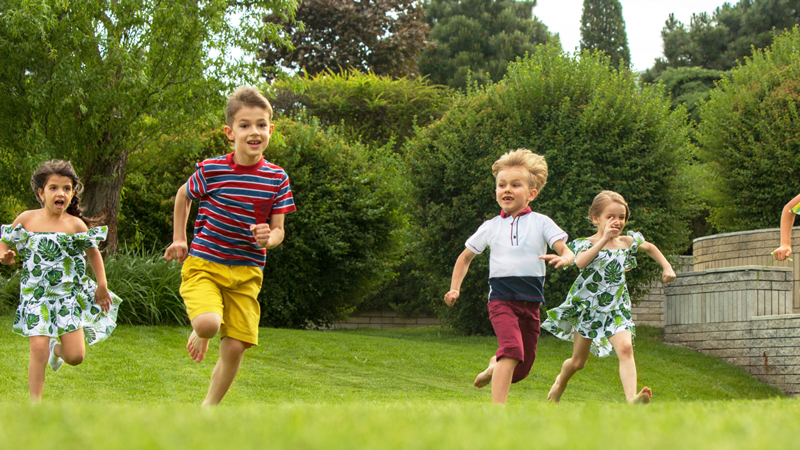 Niños corriendo en los campamentos
