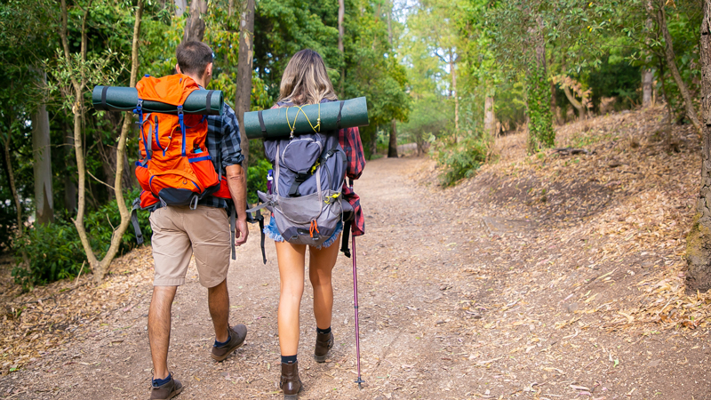 Personas de ruta haciendo un sendero
